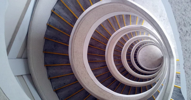 Monte-escalier droit ou courbe : l'écart de prix expliqué