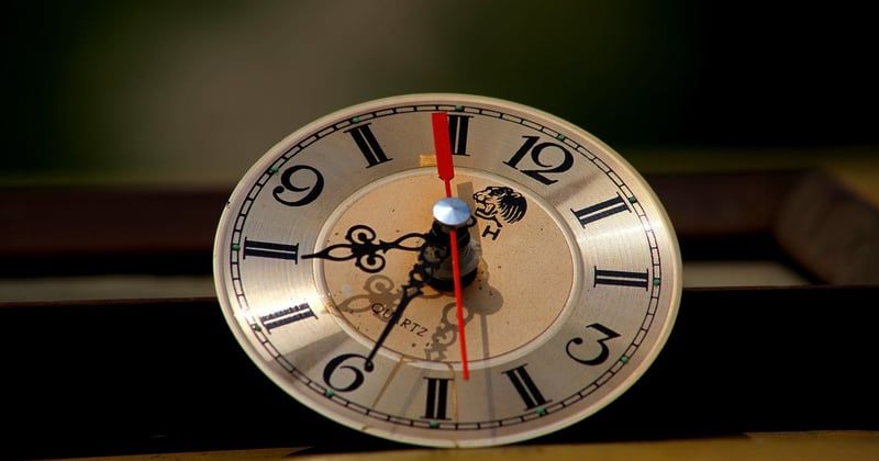 Horloge murale année 50 : le charme rétro qui transforme votre déco