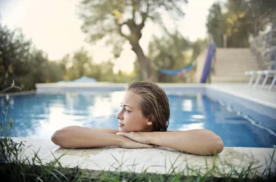 Astuces 2026 pour cacher votre piscine hors sol avec style et élégance