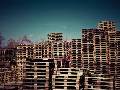 Aménager un petit jardin de ville avec des palettes : 15 idées géniales 2026